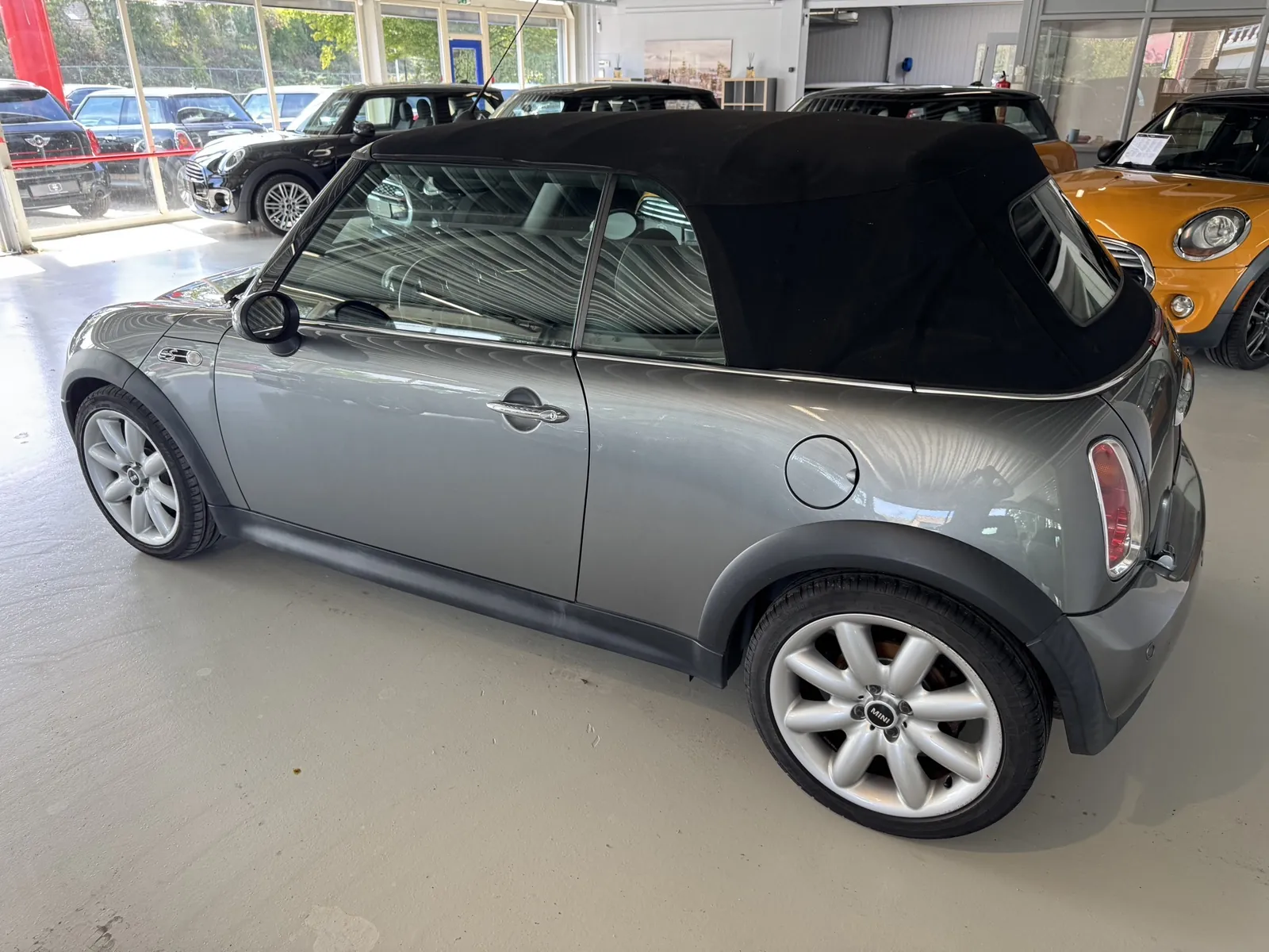 MINI Cooper S Cabrio 2007 in grijs, zijaanzicht, kap dicht