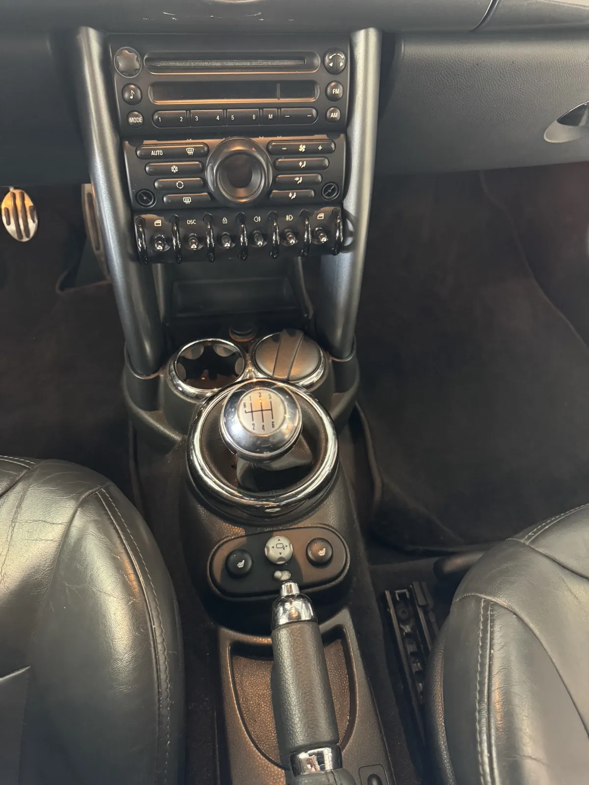Interieur van de MINI Cooper S Cabrio, middenconsole en versnellingspook