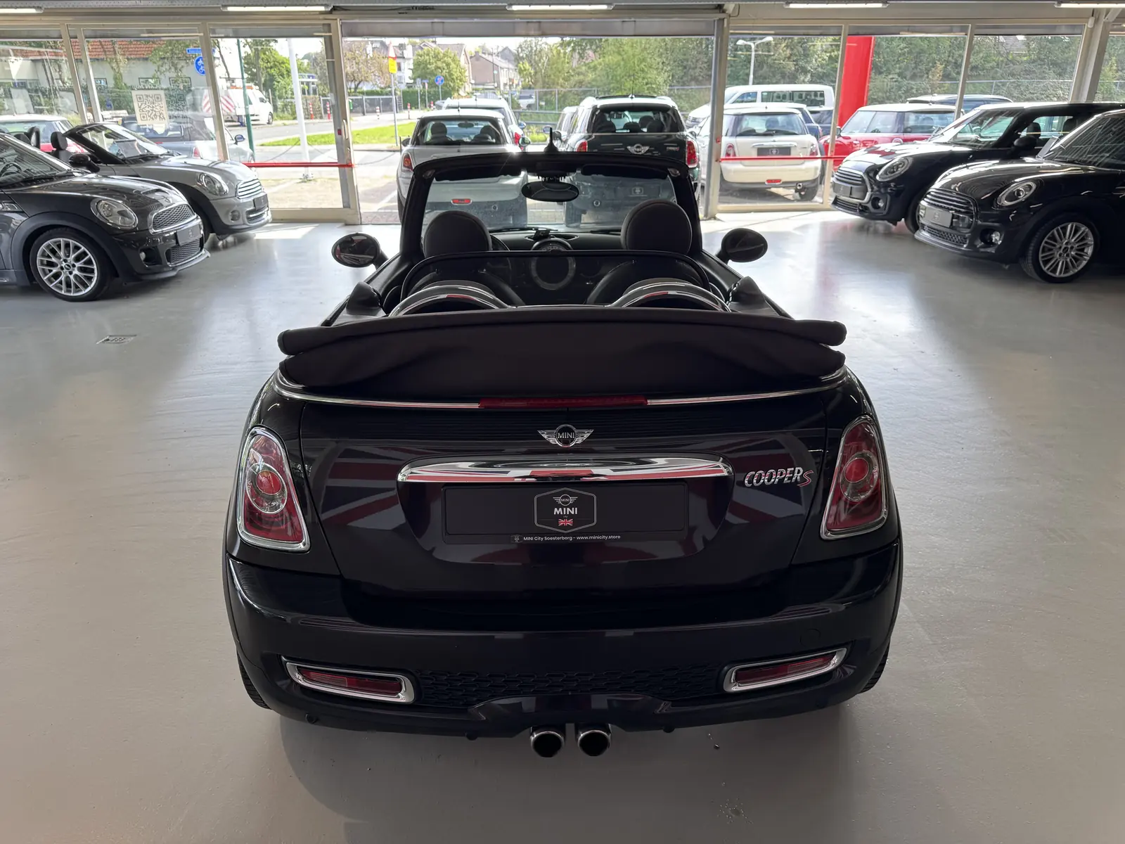 MINI Cooper S Cabrio 2012 met open kap, achteraanzicht