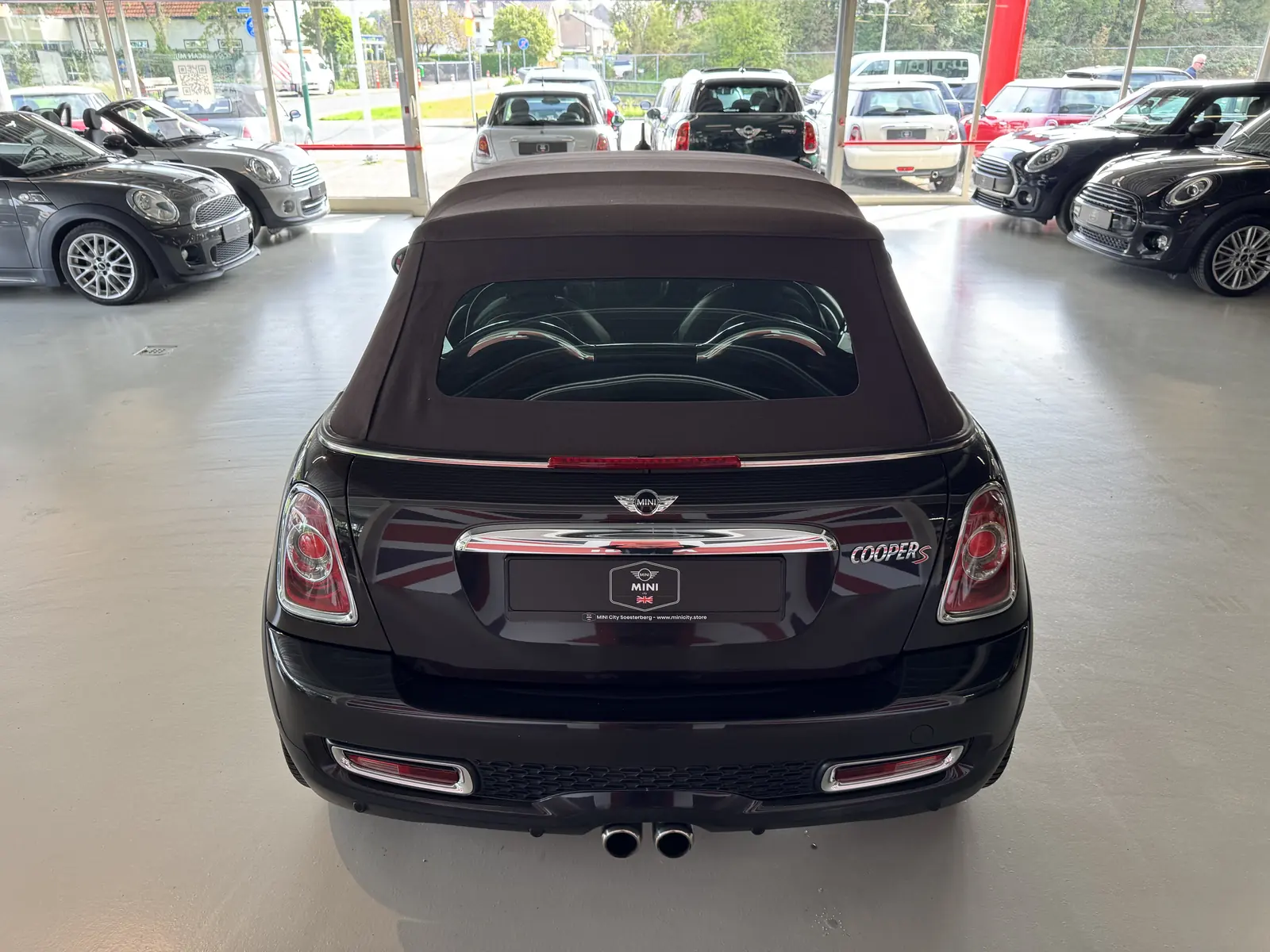 MINI Cooper S Cabrio 2012 met gesloten kap, achteraanzicht