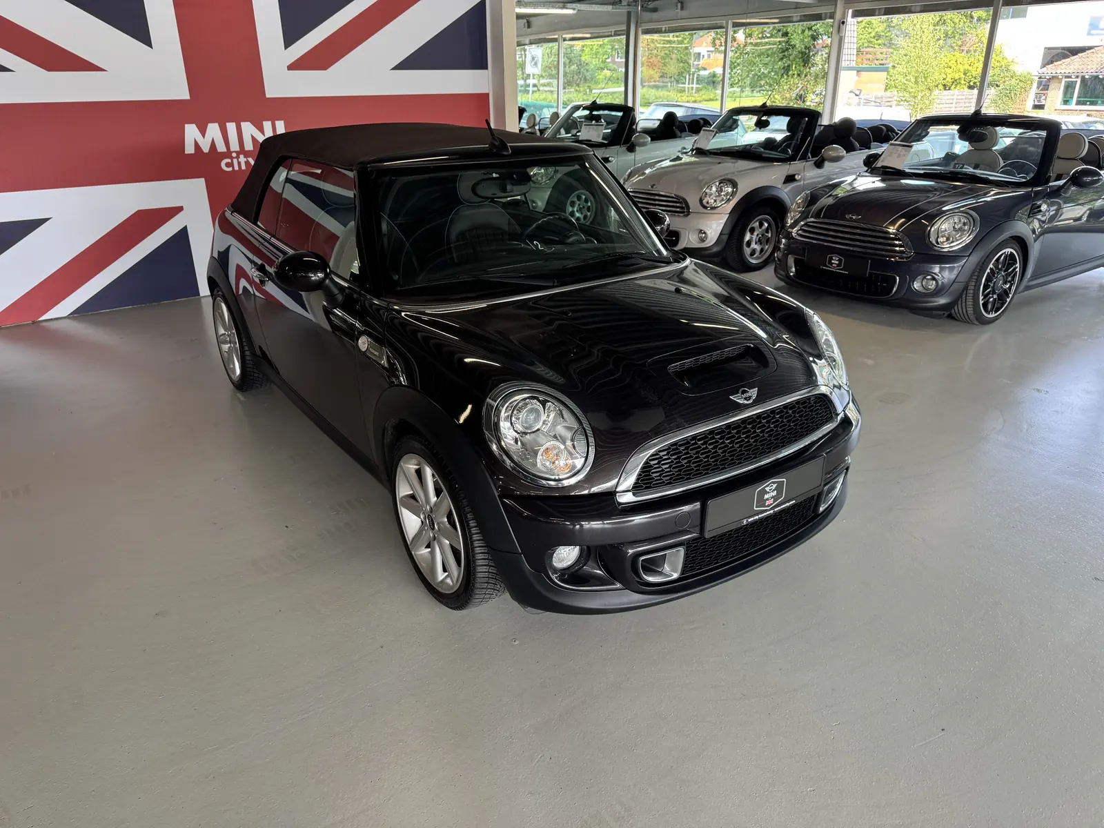 MINI Cooper S Cabrio 2012 met gesloten kap, driekwart voor