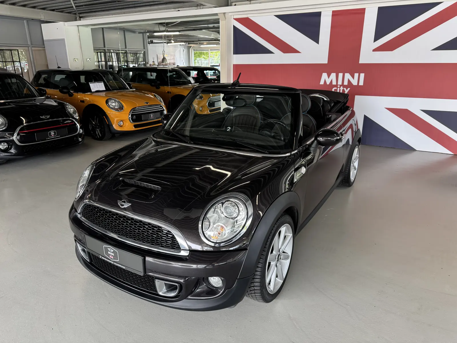 MINI Cooper S Cabrio 2012 met open kap, driekwart voor, ander standpunt