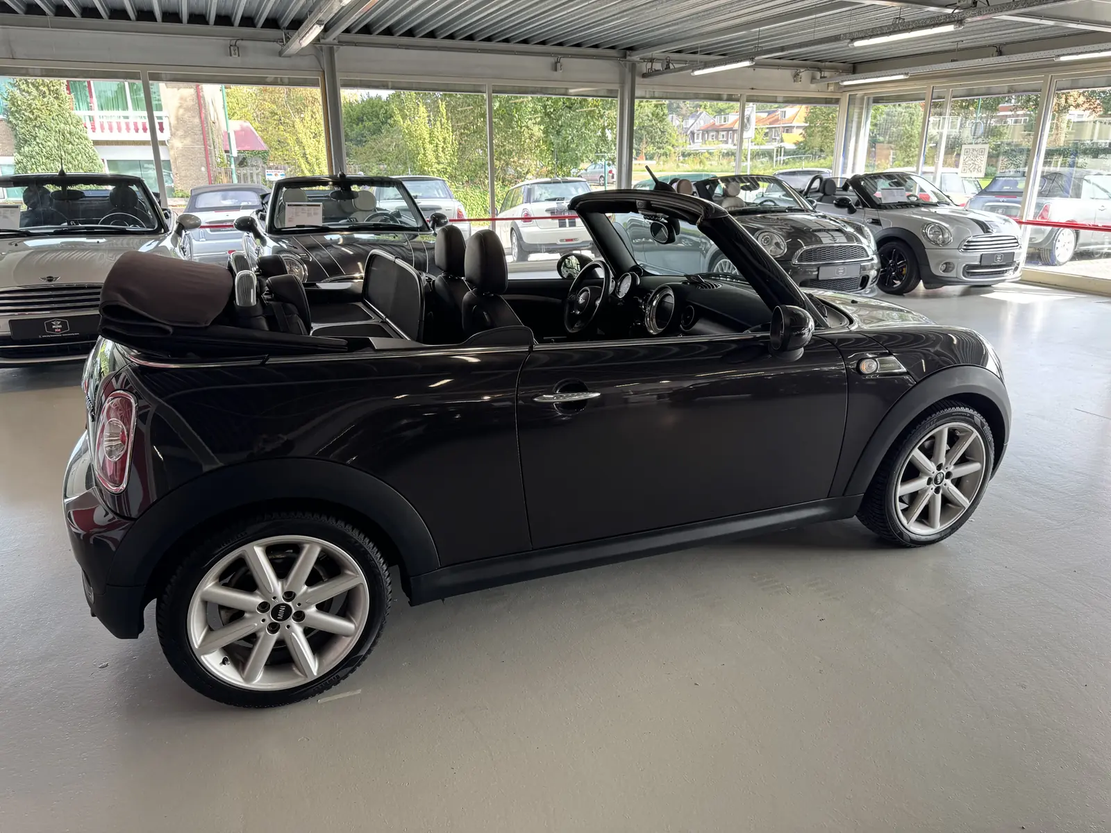 MINI Cooper S Cabrio 2012 met open kap, zijaanzicht rechts