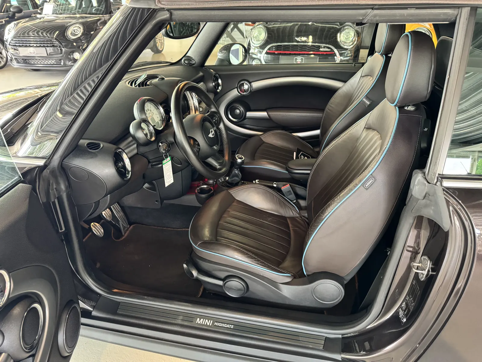 Interieur van de MINI Cooper S Cabrio, dashboard en stuur