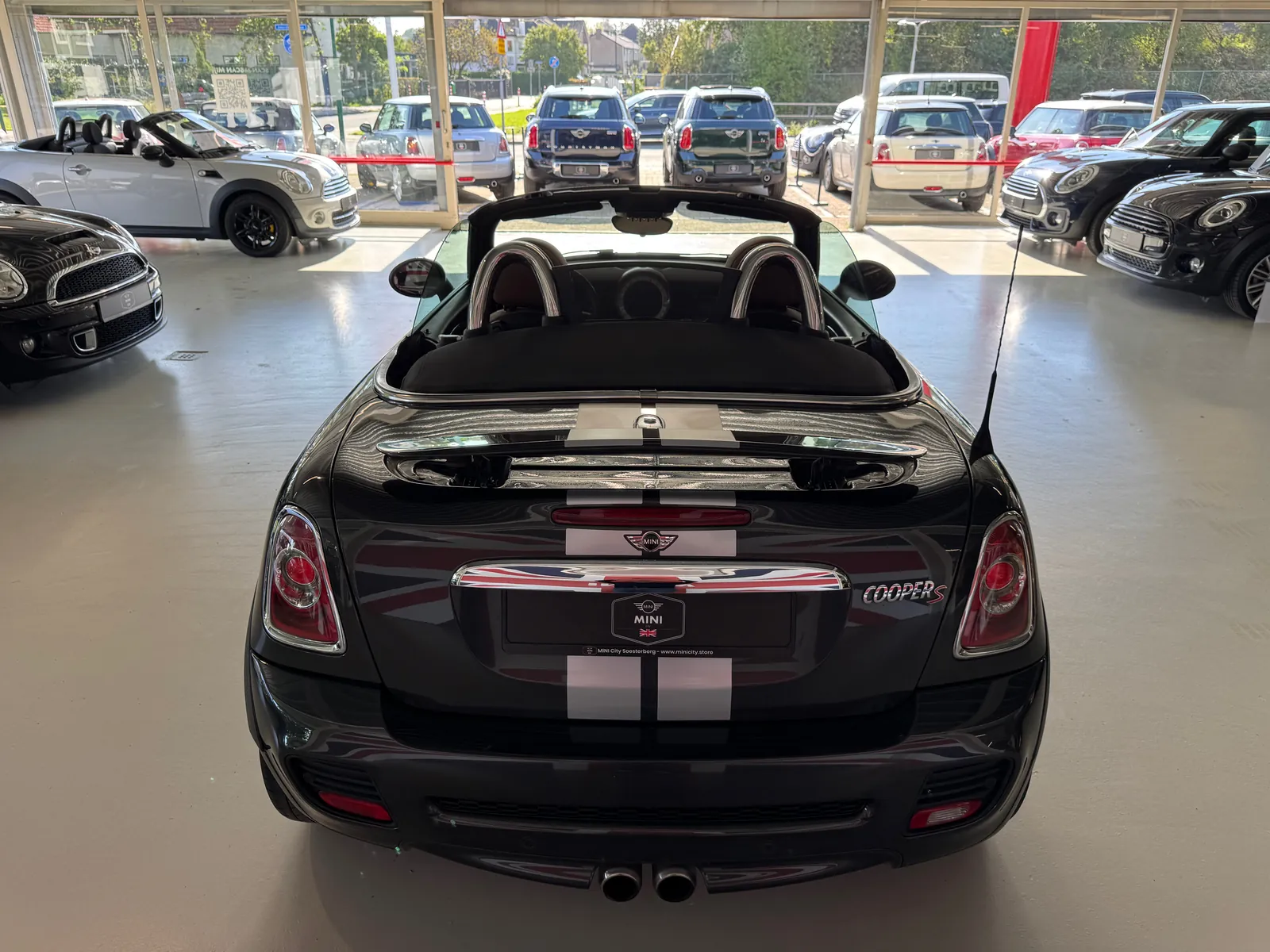 MINI Cooper S Roadster 2012 met open kap, achteraanzicht