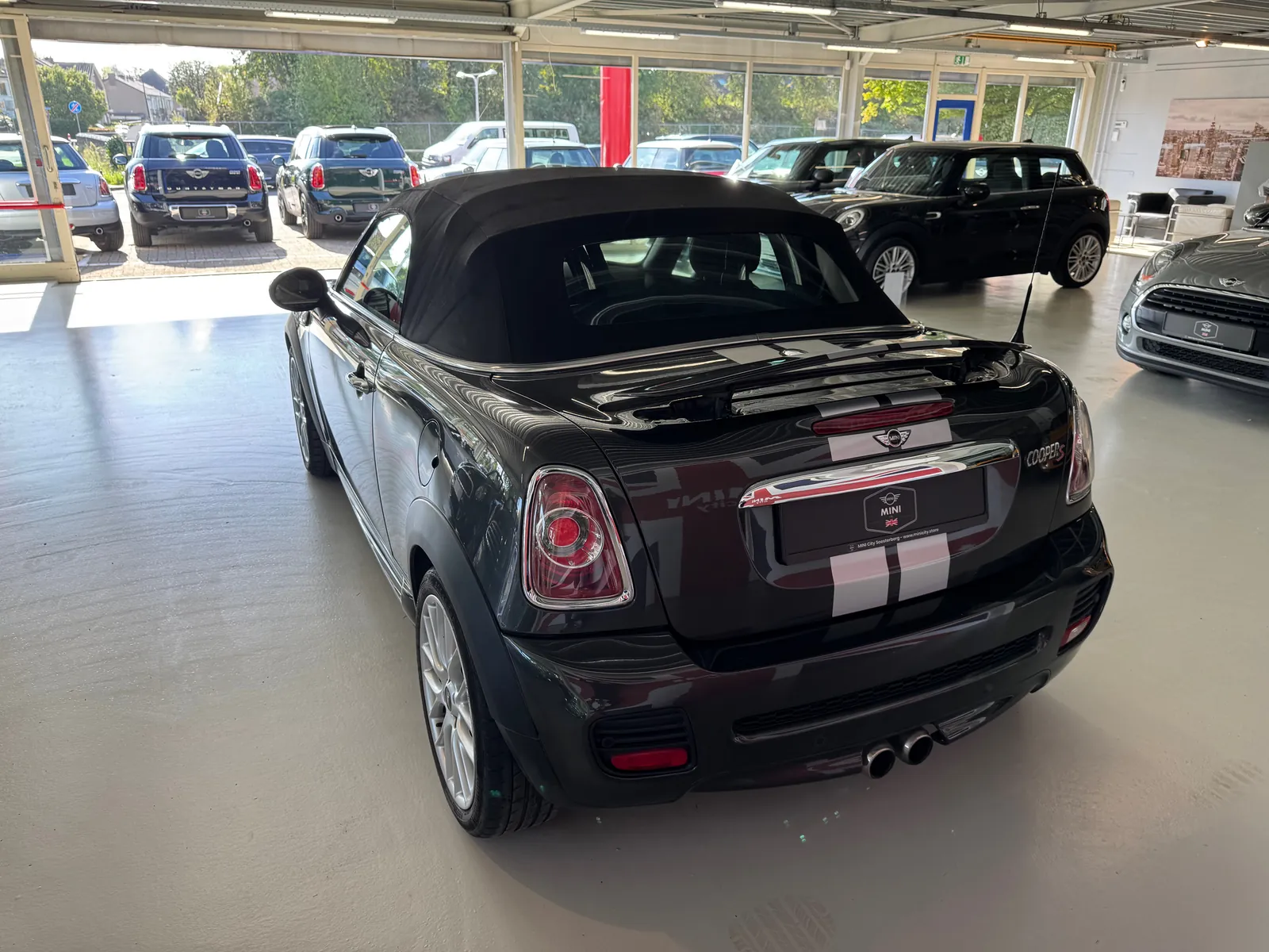 MINI Cooper S Roadster 2012 met gesloten kap, driekwart achter, ander standpunt