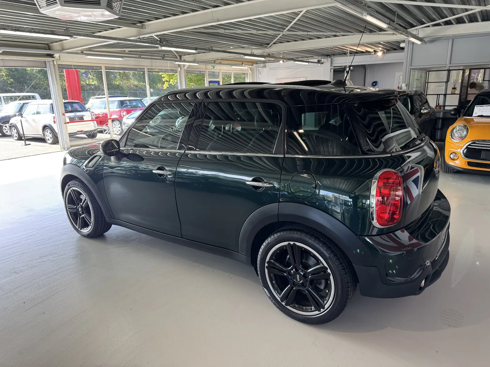 MINI Countryman 2011 in groen, zijaanzicht links