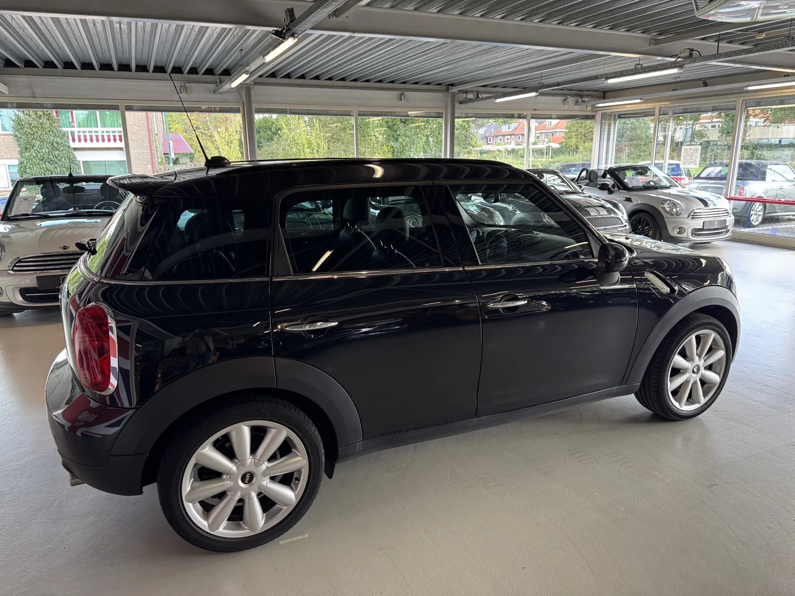 MINI Countryman 2012 in zwart, zijaanzicht rechts