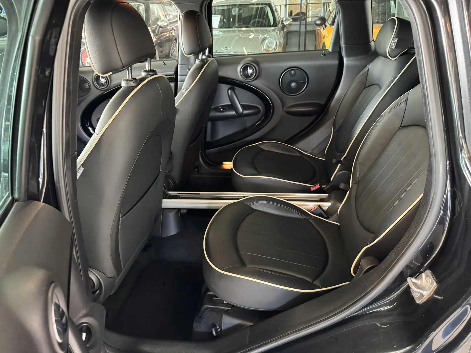 Interieur van de MINI Countryman S All4, achterbank