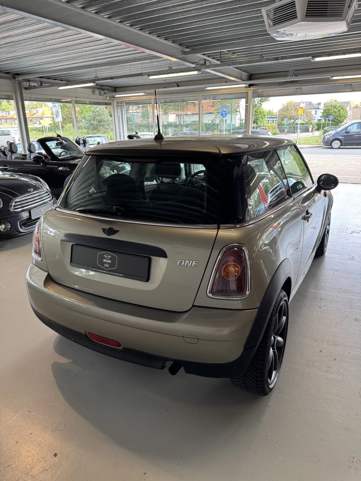 MINI One 2007 in champagne, driekwart achter
