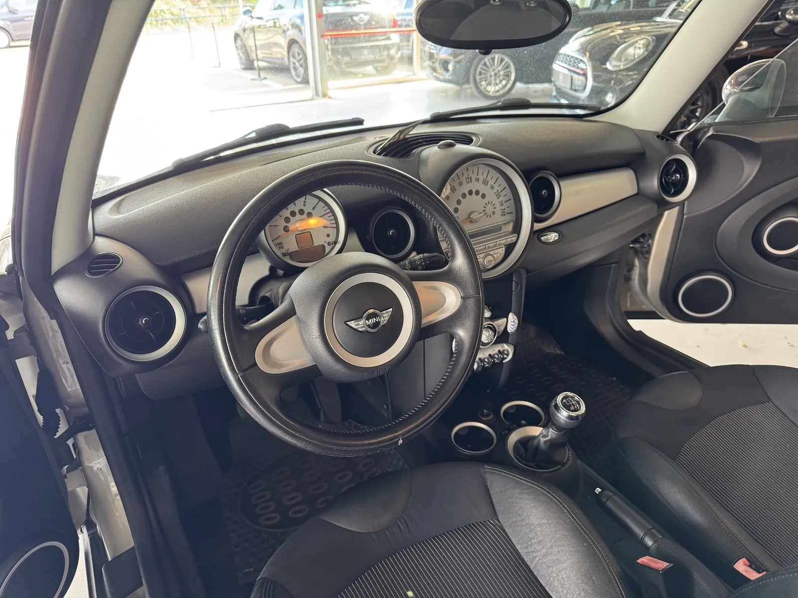Interieur van de MINI One, dashboard breed