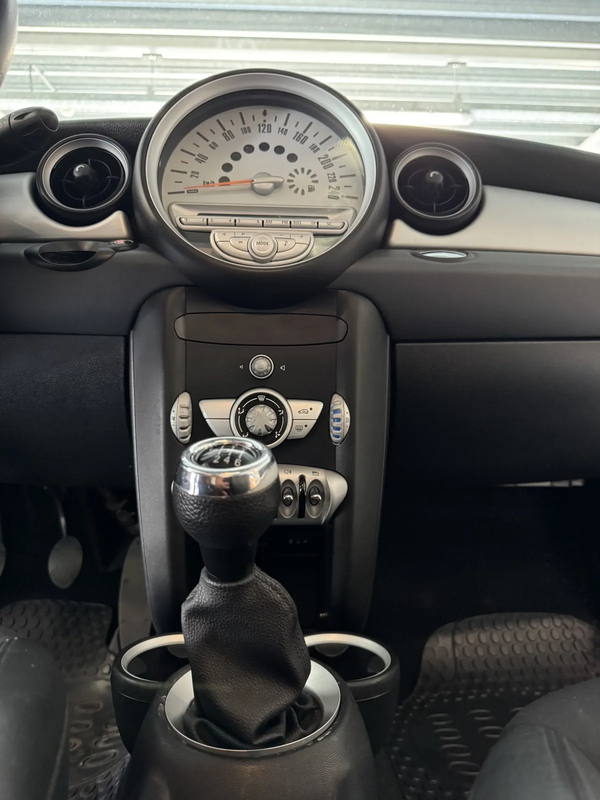 Interieur van de MINI One, middenconsole