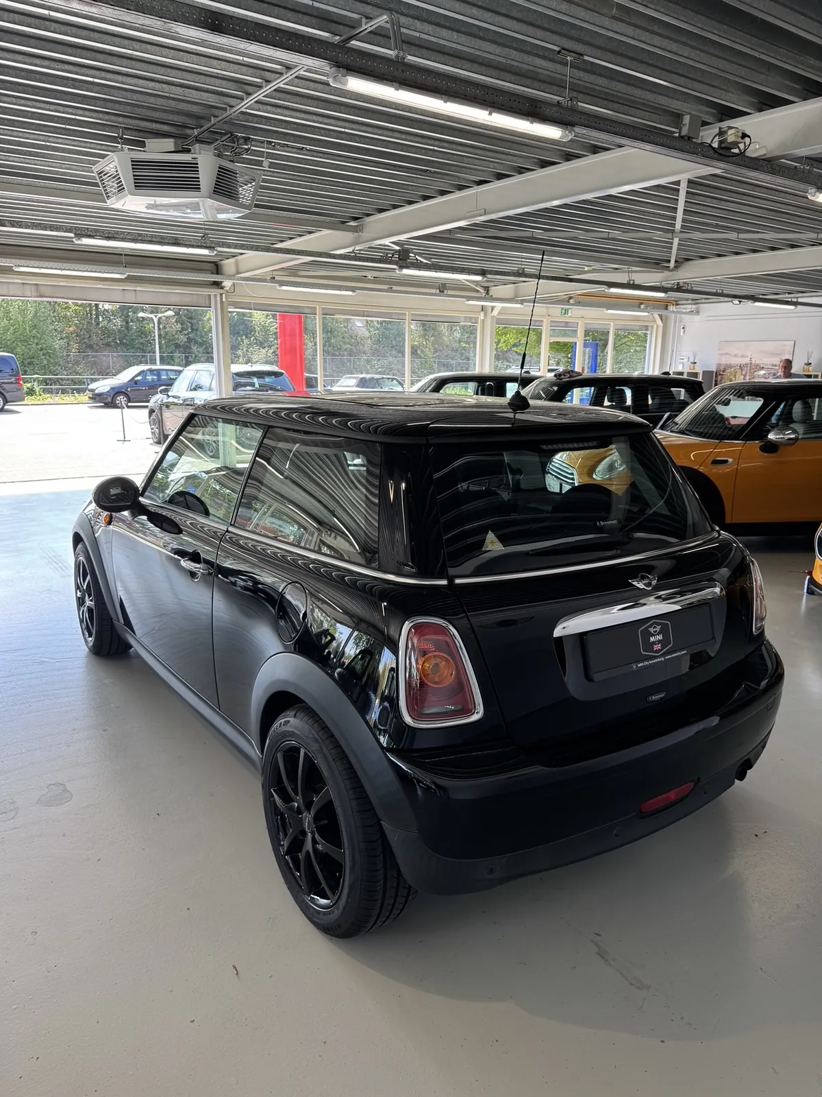 MINI One 2010 in zwart, driekwart achter, ander standpunt
