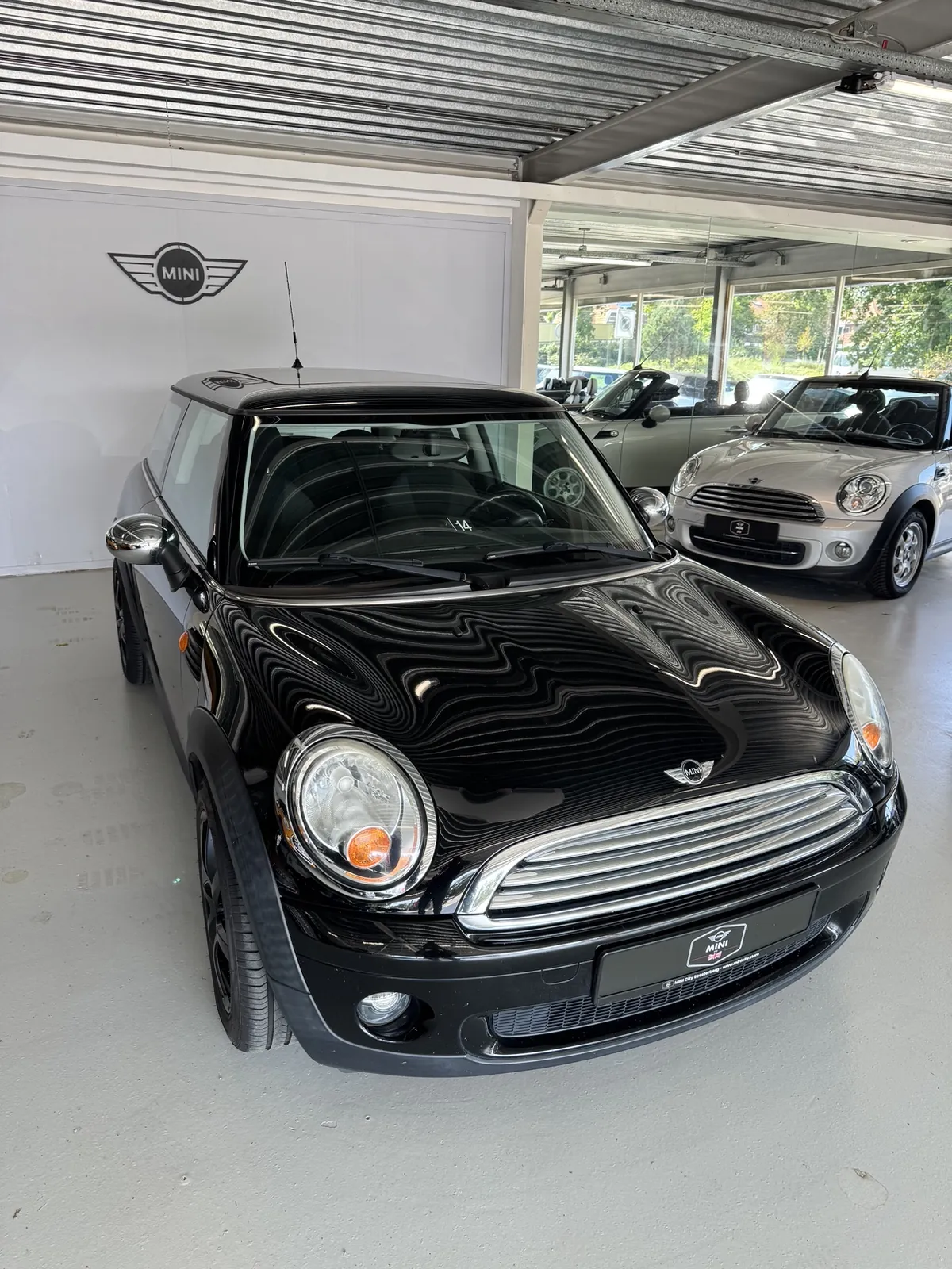 MINI One 2010 in zwart, driekwart voor
