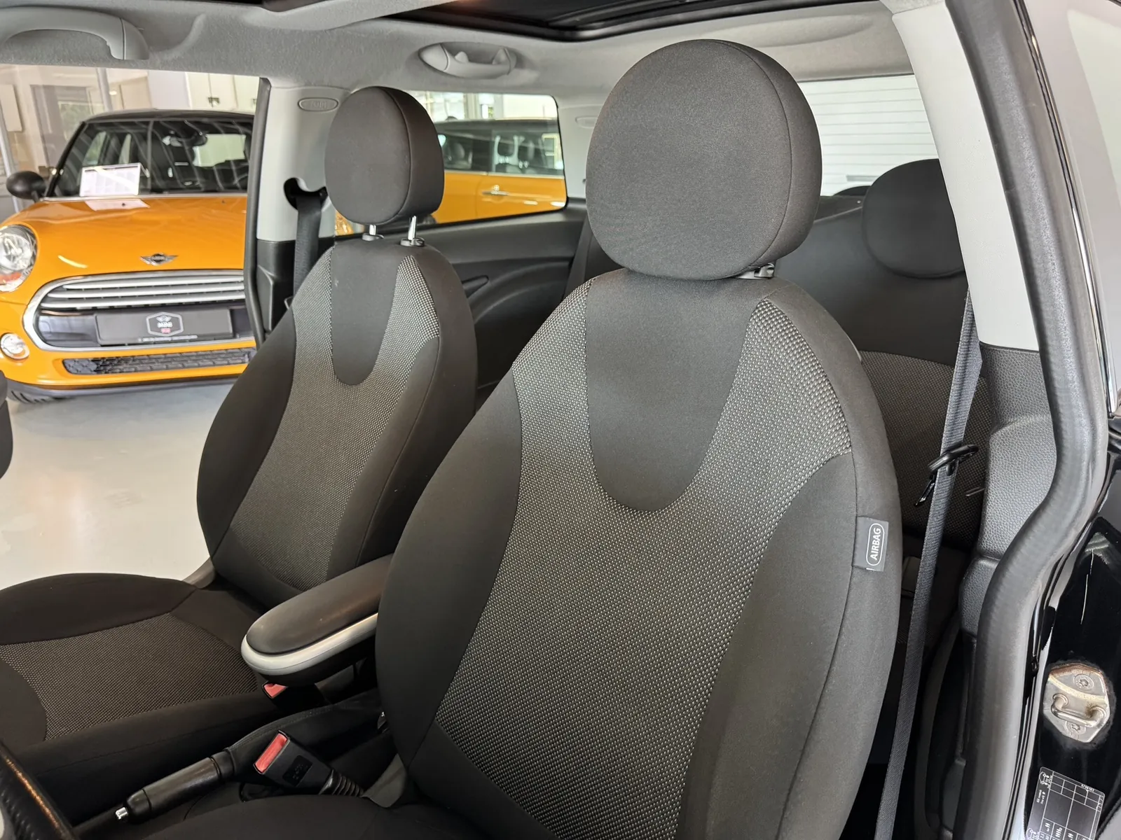 Interieur van de MINI One, achterbank