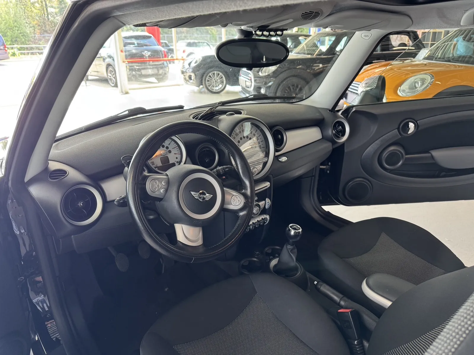 Interieur van de MINI One, dashboard en stuur
