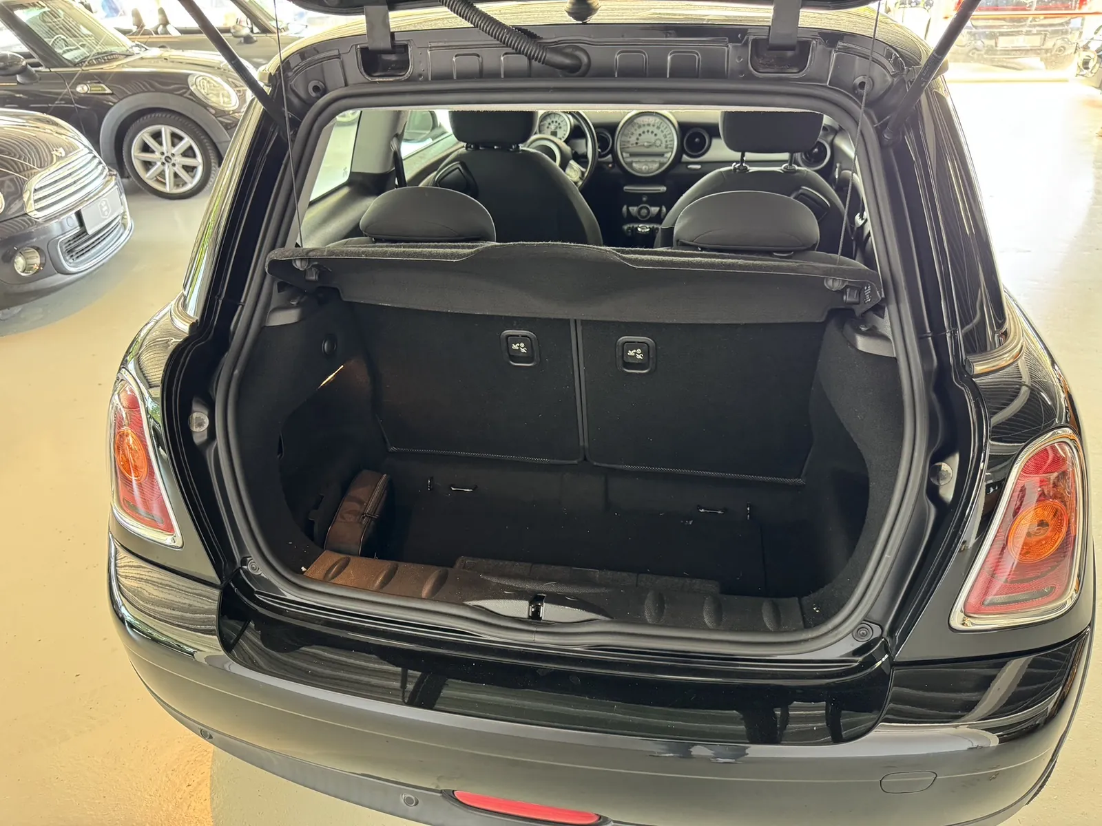 Interieur van de MINI One, kofferbak, ander standpunt