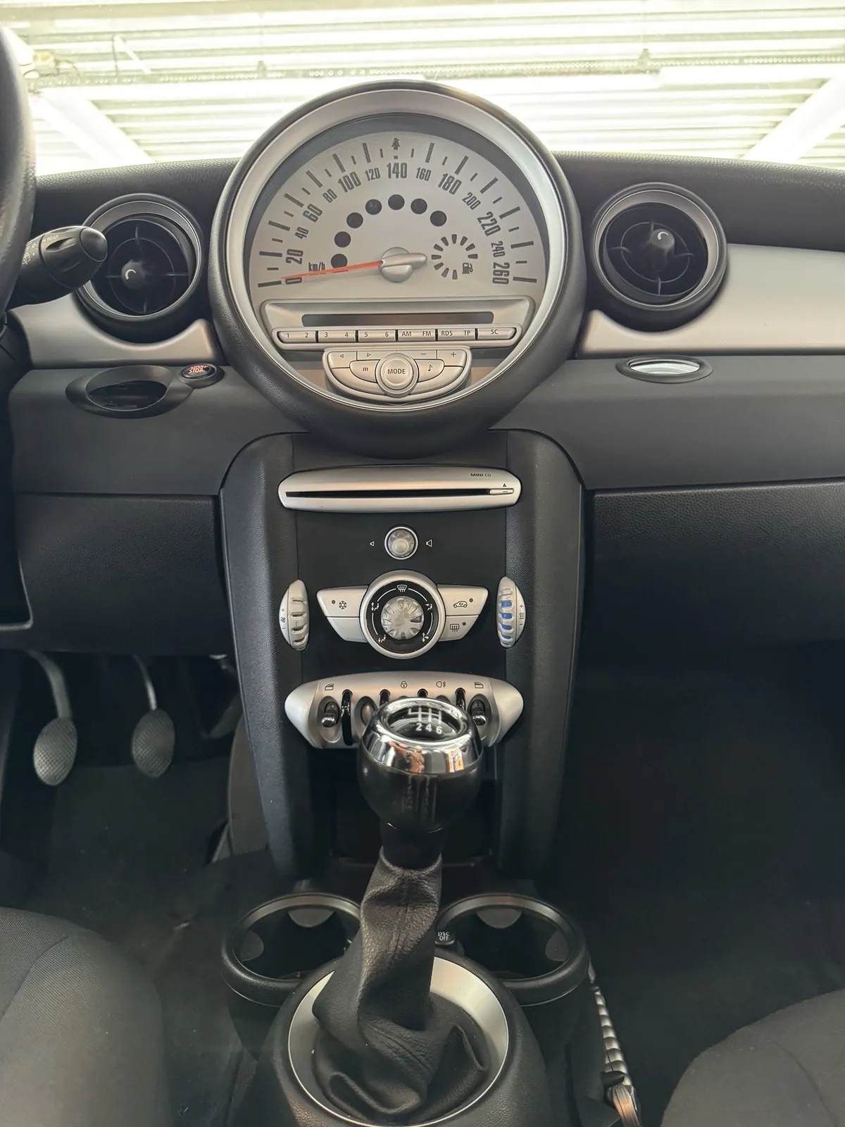 Interieur van de MINI One, middenconsole