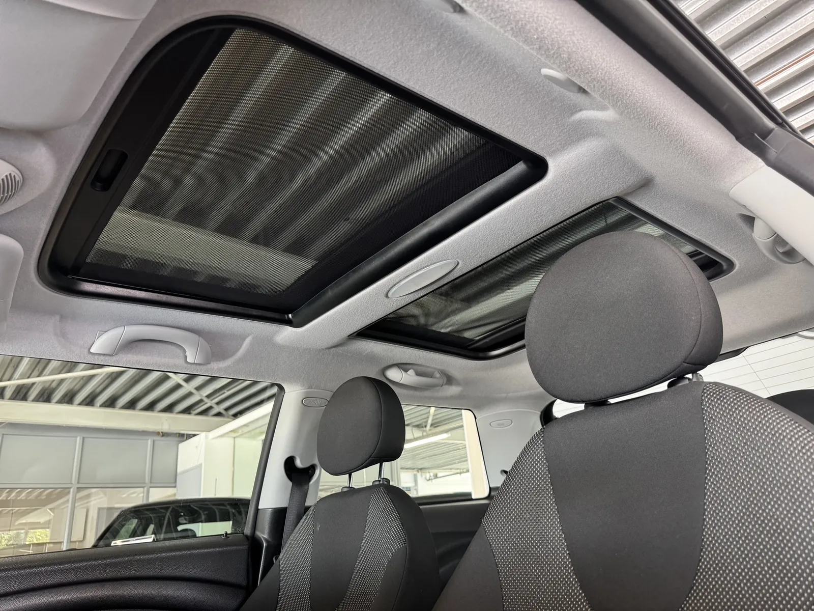 Interieur van de MINI One, panoramadak