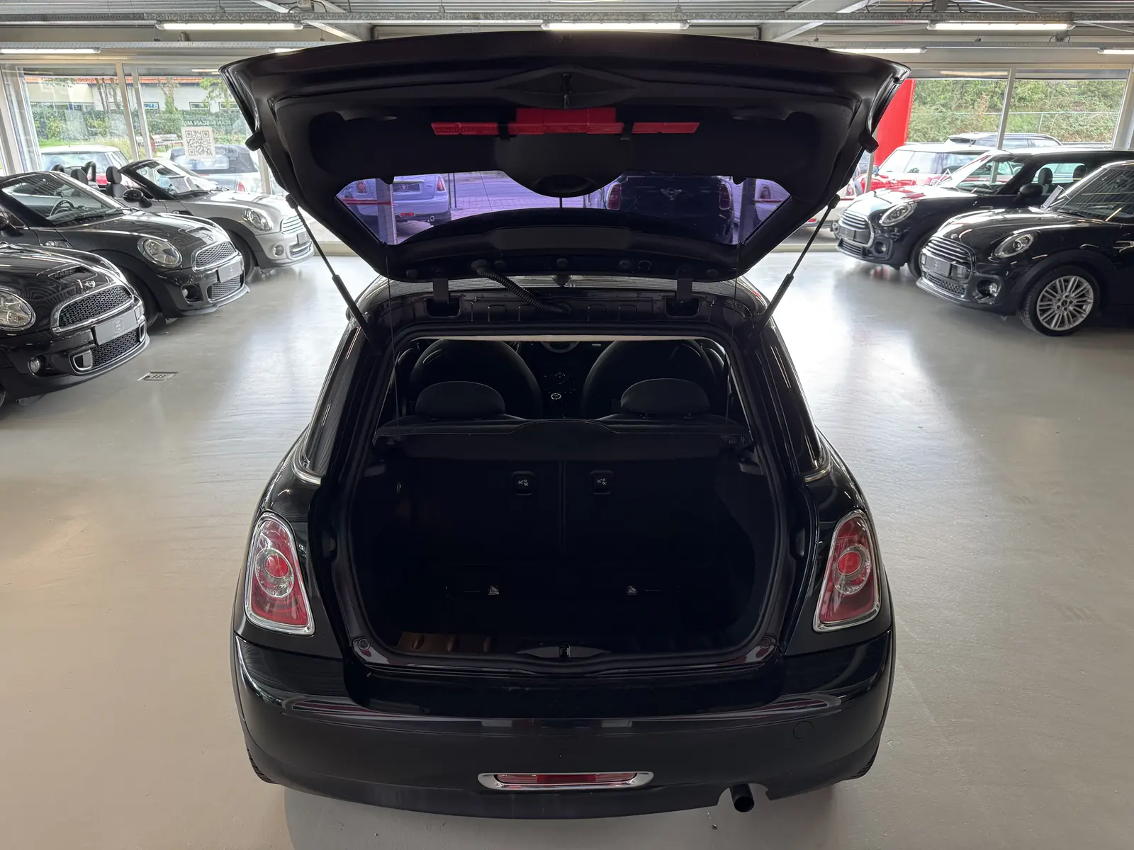 MINI One 2013 in zwart, geopende achterklep