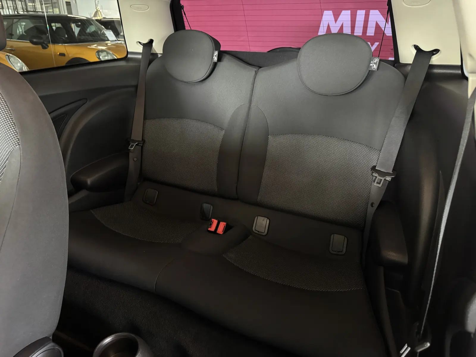 Interieur van de MINI One, achterbank