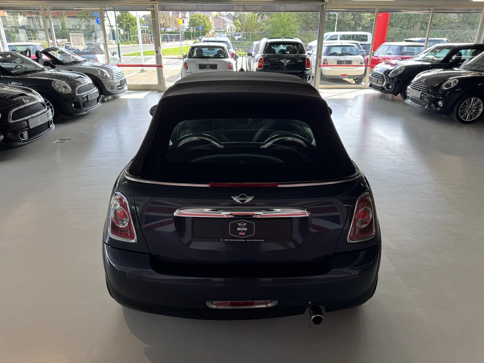 MINI One Cabrio 2014 met gesloten kap, achteraanzicht