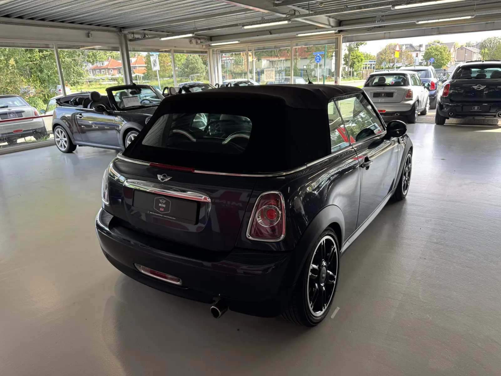 MINI One Cabrio 2014 met gesloten kap, driekwart achter