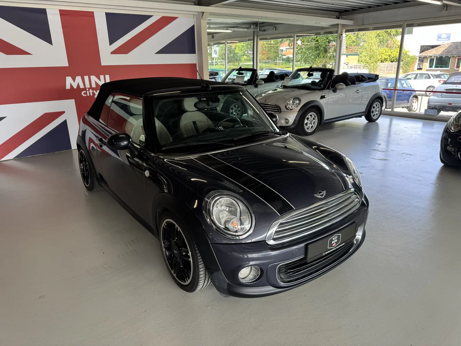 MINI One Cabrio 2014 met gesloten kap, driekwart voor