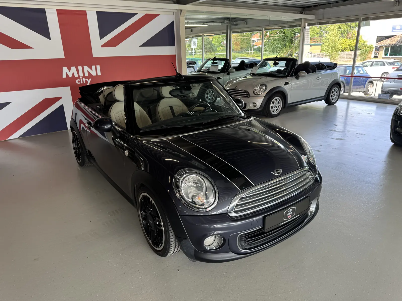 MINI One Cabrio 2014 met open kap, driekwart voor