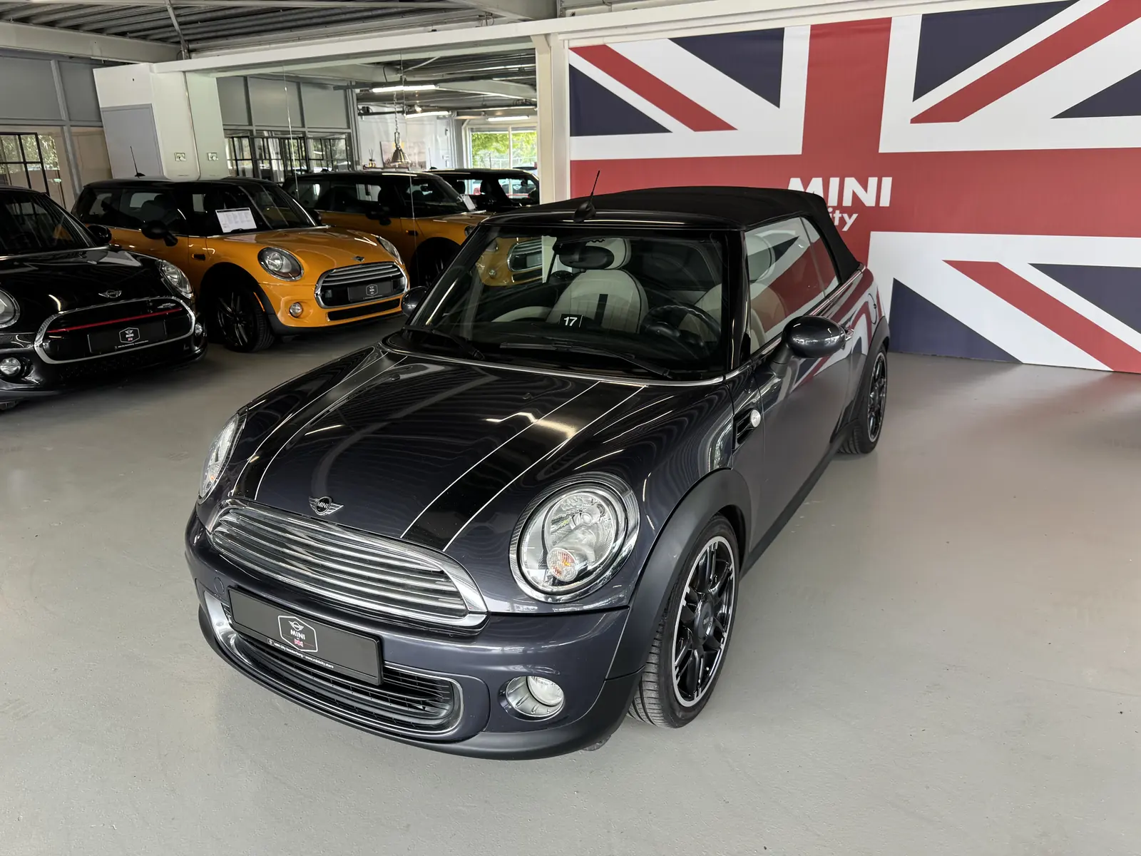 MINI One Cabrio 2014 met gesloten kap, driekwart voor, ander standpunt