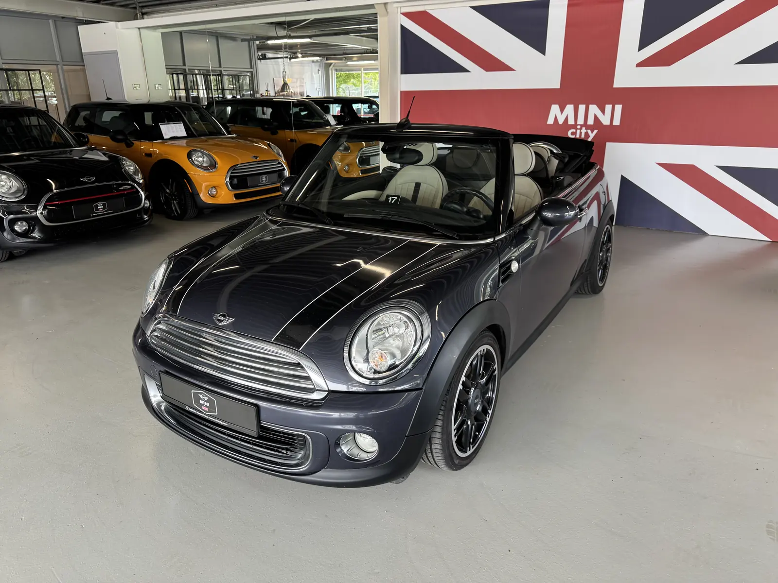 MINI One Cabrio 2014 met open kap, driekwart voor, ander standpunt