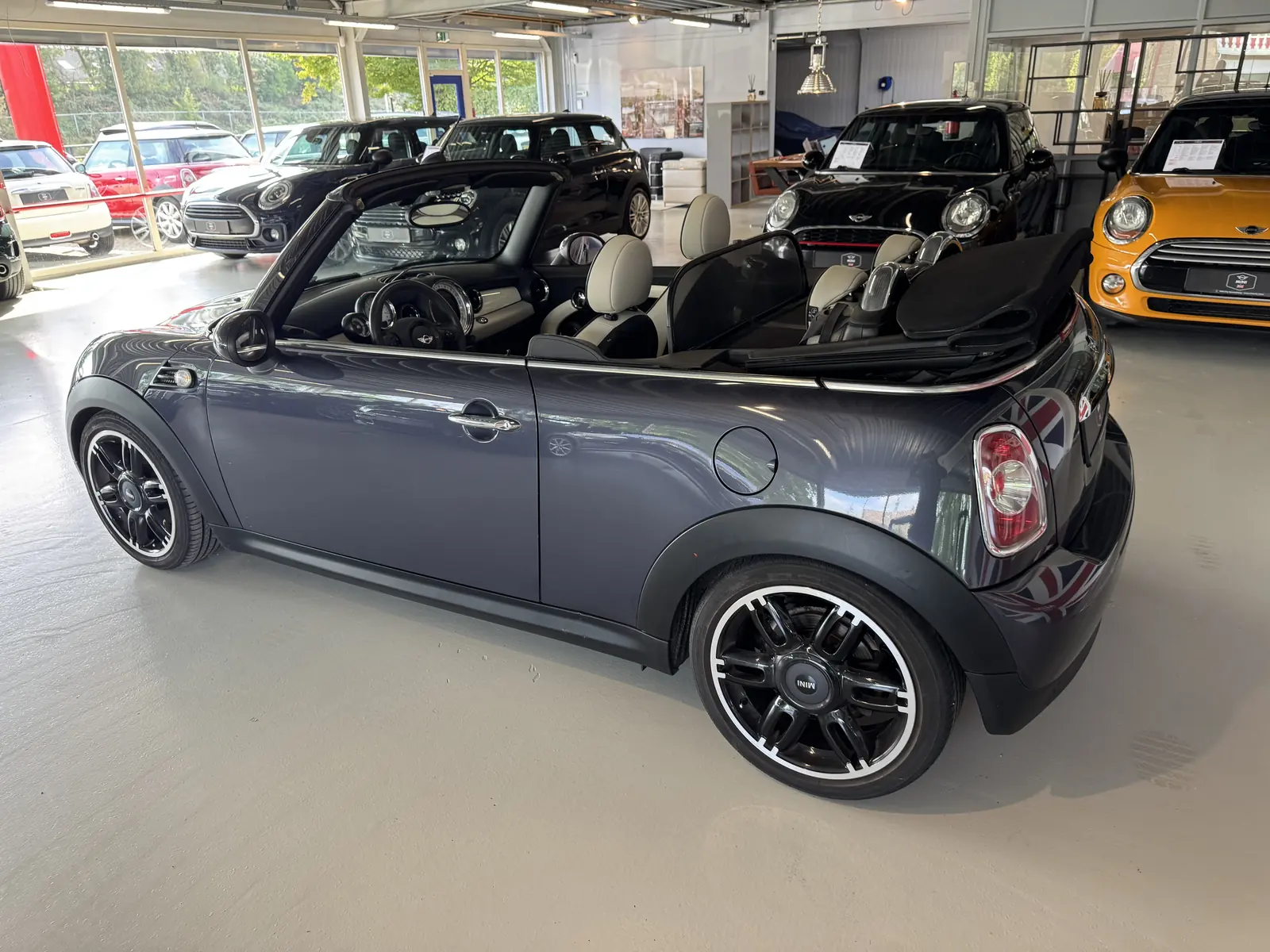 MINI One Cabrio 2014 met open kap, zijaanzicht links