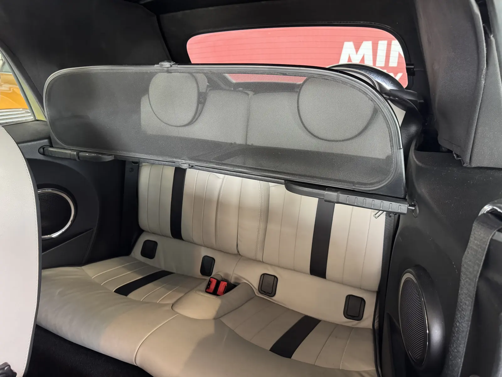 Interieur van de MINI One Cabrio, achterbank