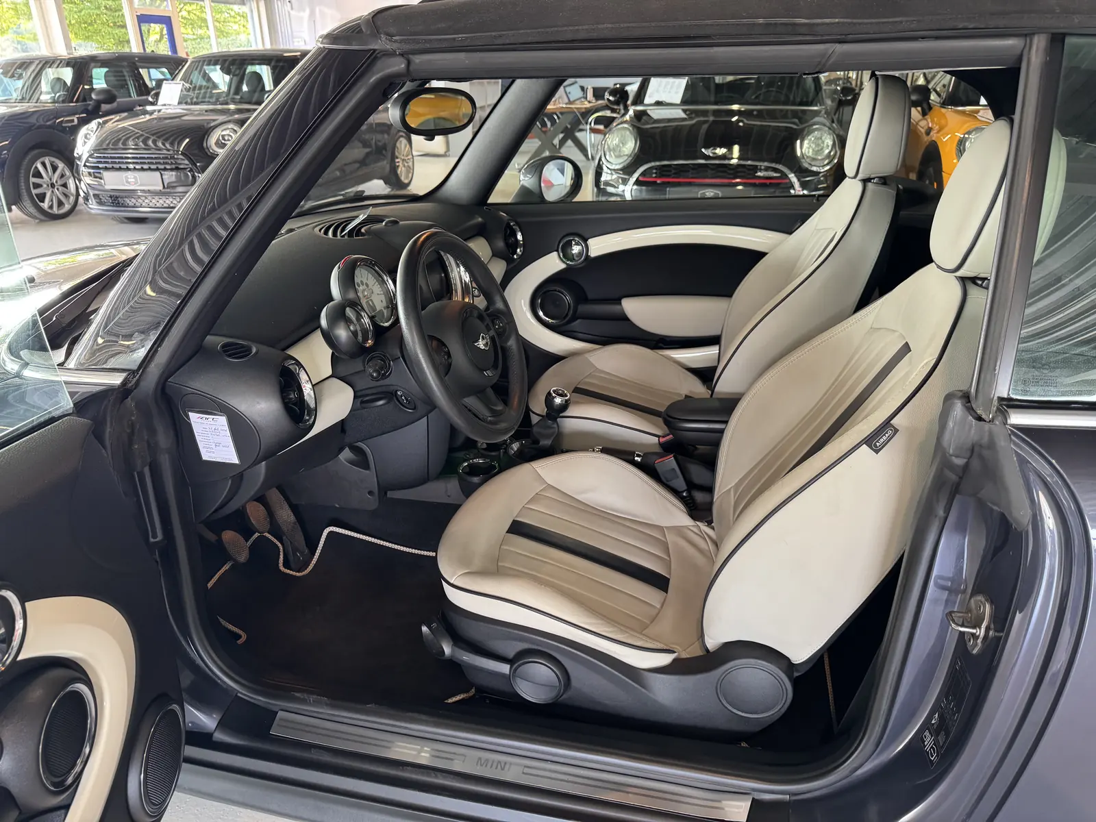 Interieur van de MINI One Cabrio, dashboard en stuur