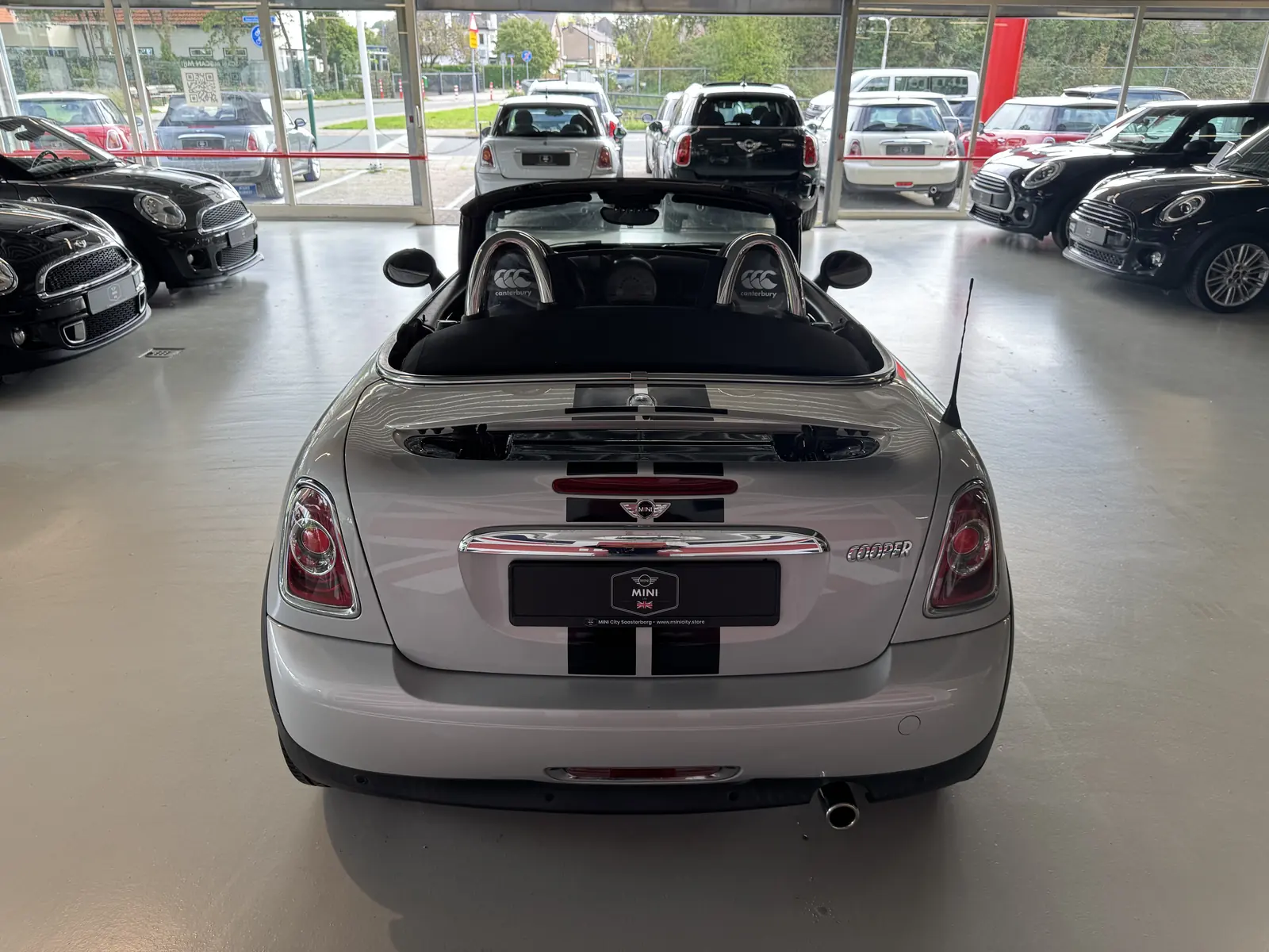 MINI Roadster 2012 met open kap, achteraanzicht