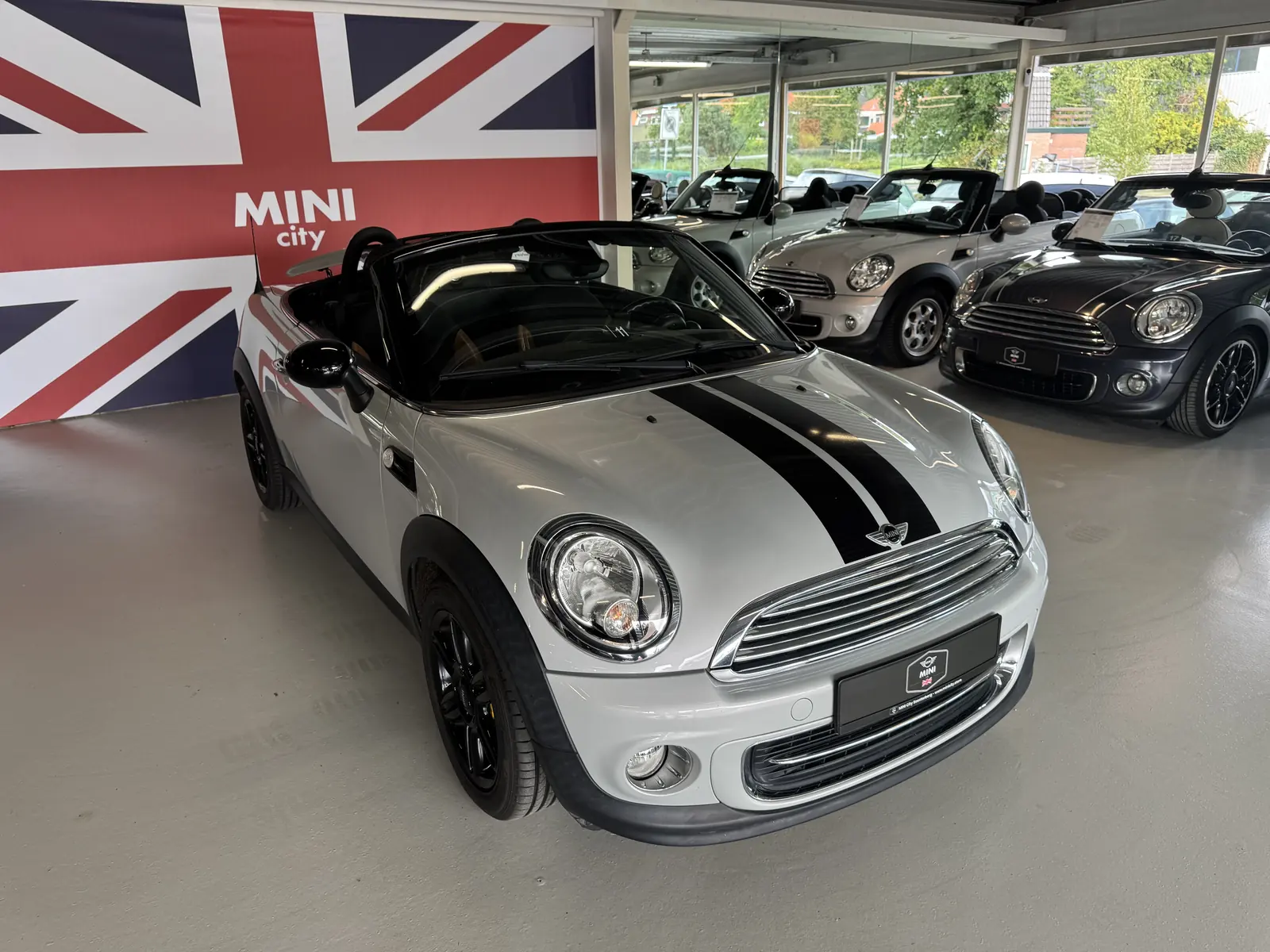 MINI Roadster 2012 met open kap, driekwart voor