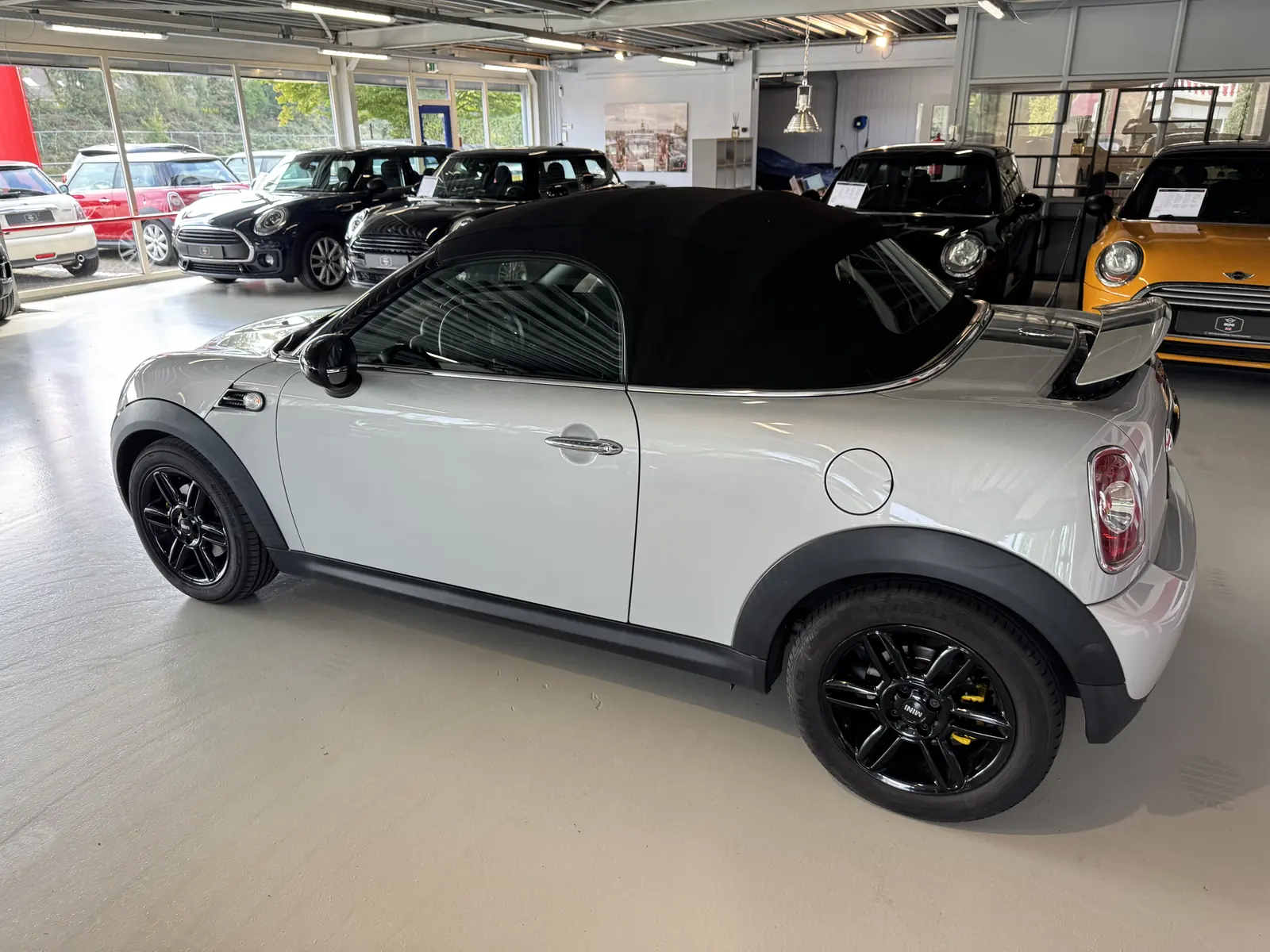 MINI Roadster 2012 met gesloten kap, zijaanzicht links