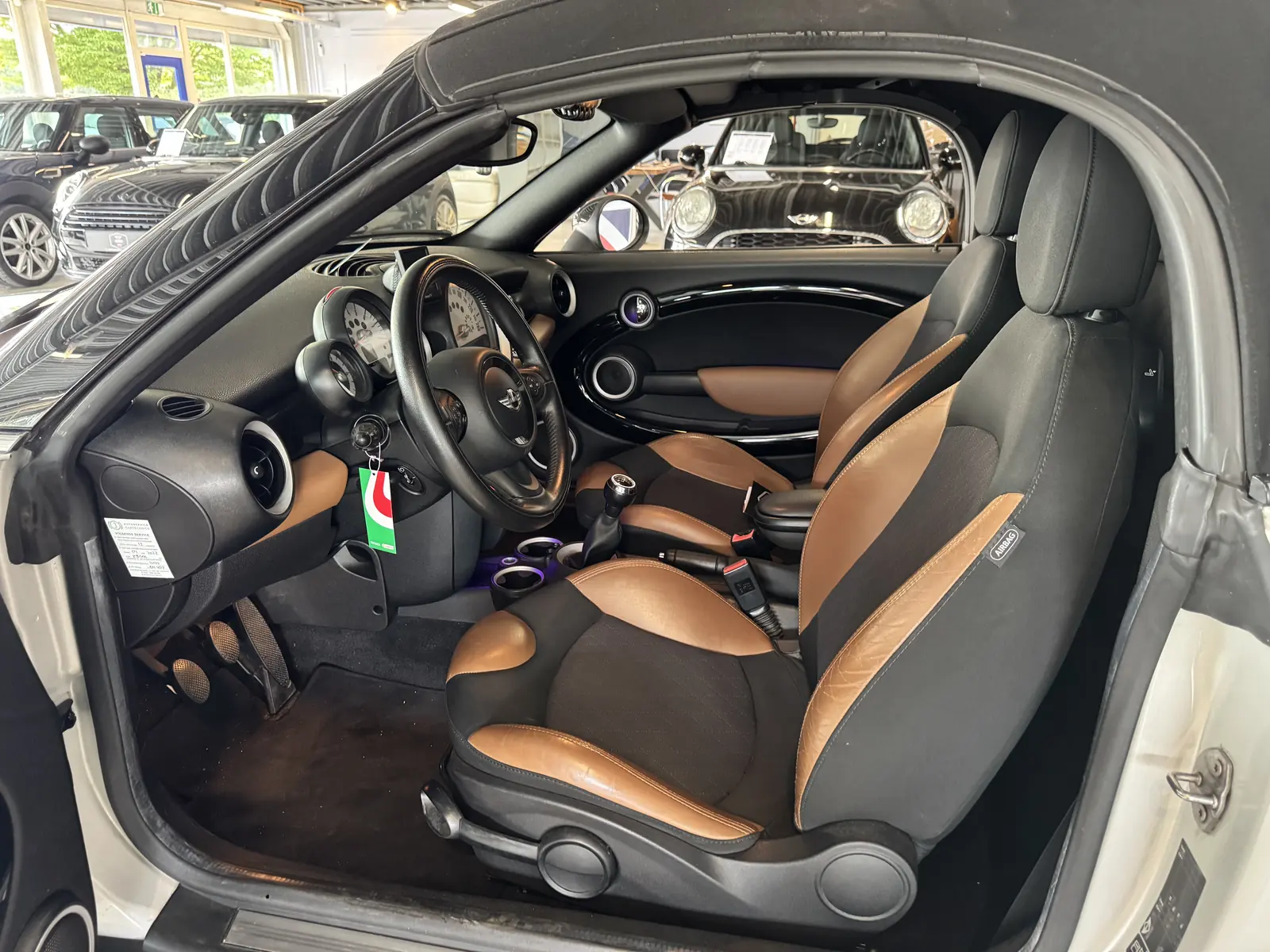 Interieur van de MINI Roadster, dashboard en stuur met bruinleren sportstoelen