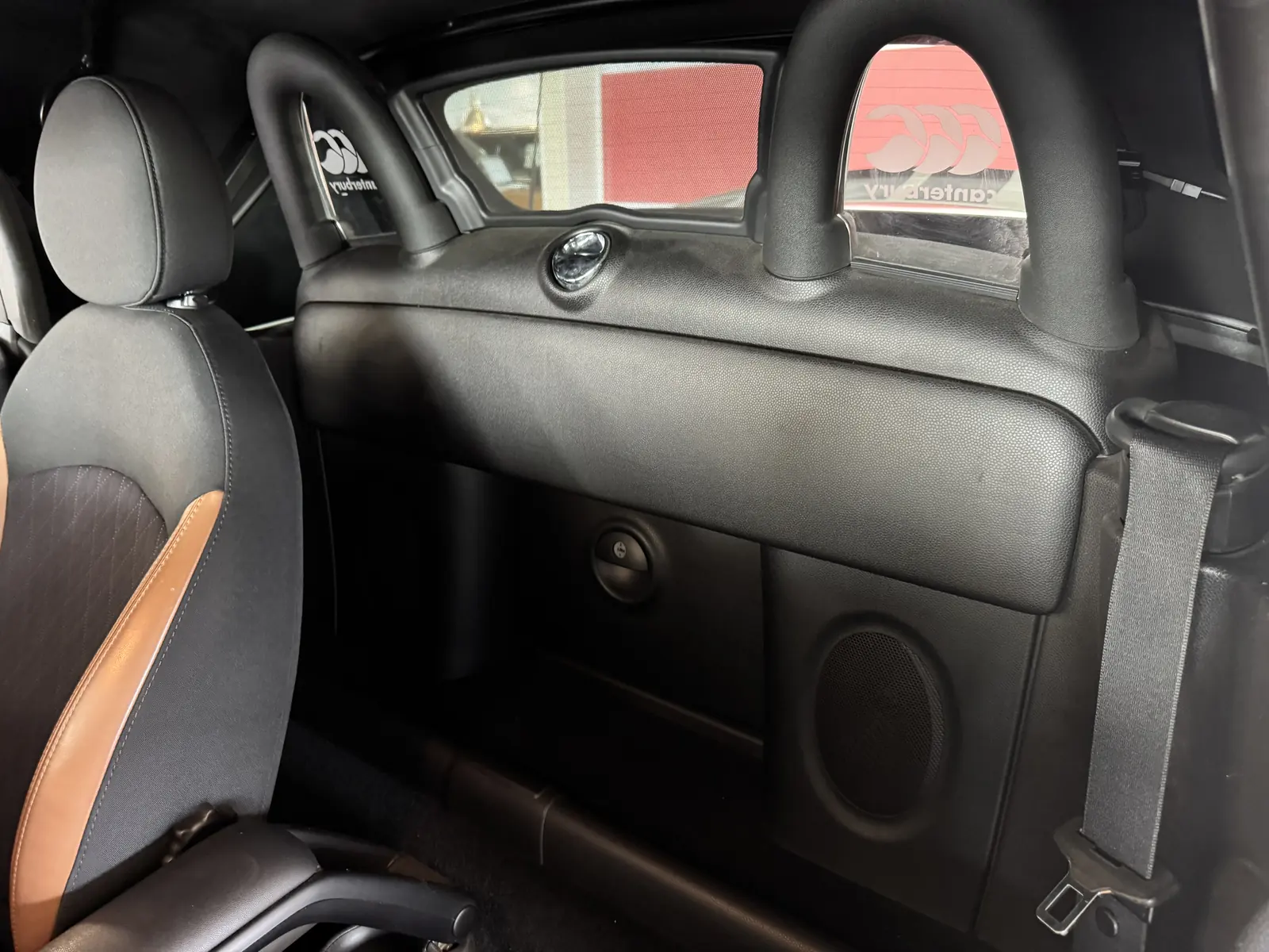 Interieur van de MINI Roadster, rolbeugels achter de stoelen