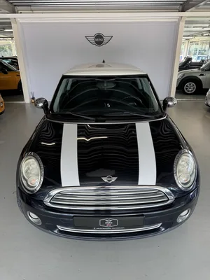 MINI Cooper 2007 in zwart met witte racestrepen, voorzijde, kenteken 92-XF-RP